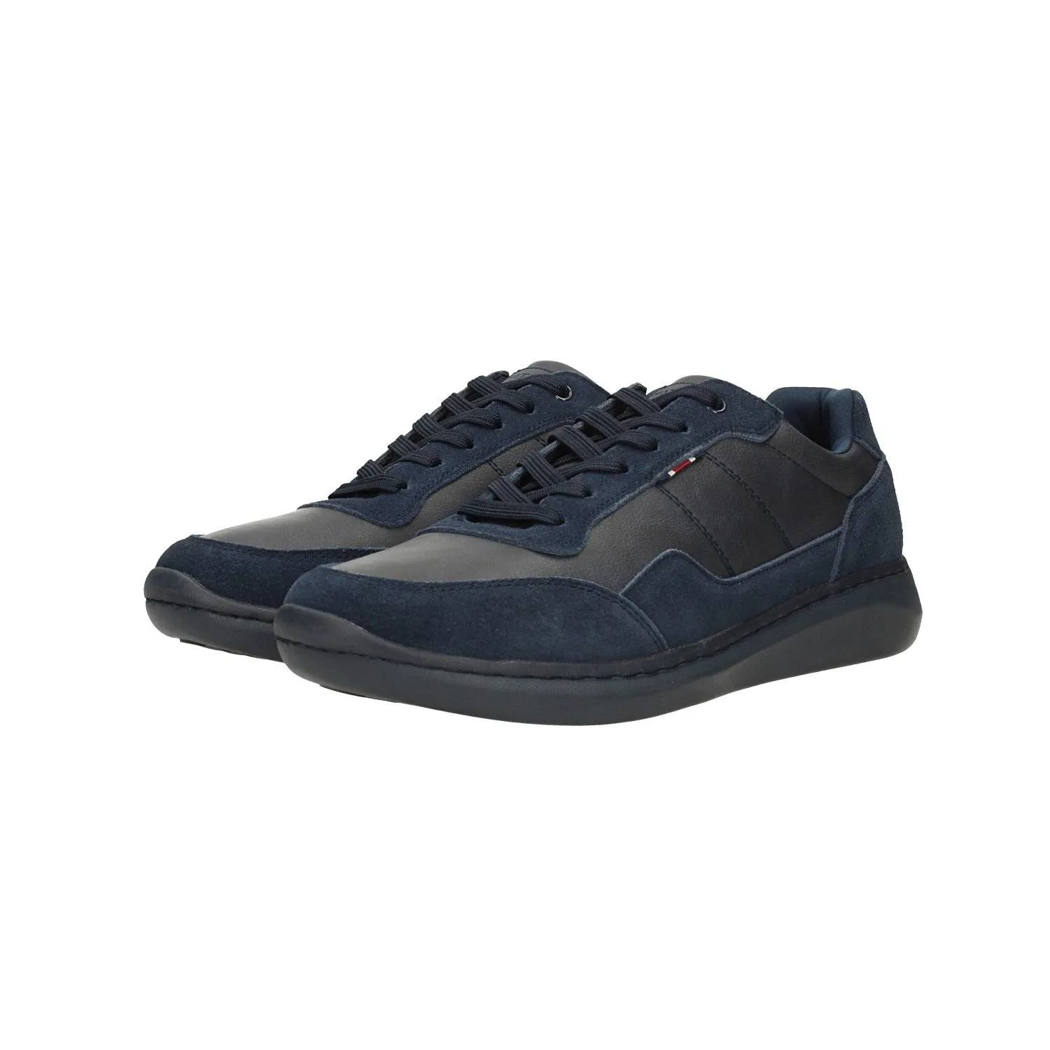 Sneakers total black con sottopiede in Memory Active